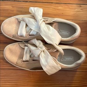 Puma bow lace shoes in great condition, never worn